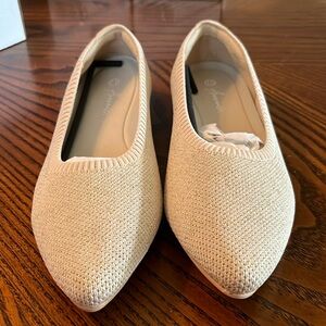 Arromic Beige And Gold Ballet Flats. NWT